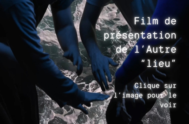 photographie extraite du film de présentation de l'Autre "lieu", les mains de plusieurs personnes sont rassemblées, on peut observer des vagues en fond. Pour voir la vidéo il est possible de cliquer sur la photographie.